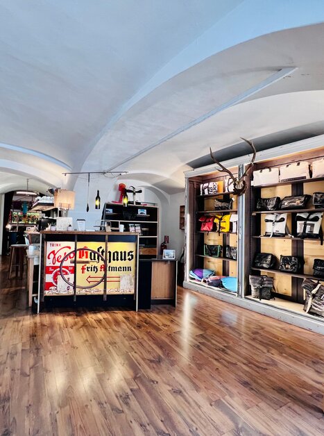 Cozy shop with wooden shelves, bags and decor. | © heidenspass