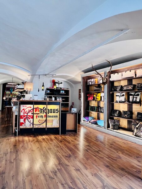 Gemütlicher Laden mit Holzregalen, Taschen und Dekoration. | © heidenspass