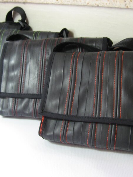 Mehrere Taschen aus recyceltem Material in verschiedenen Farben. | © heidenspass