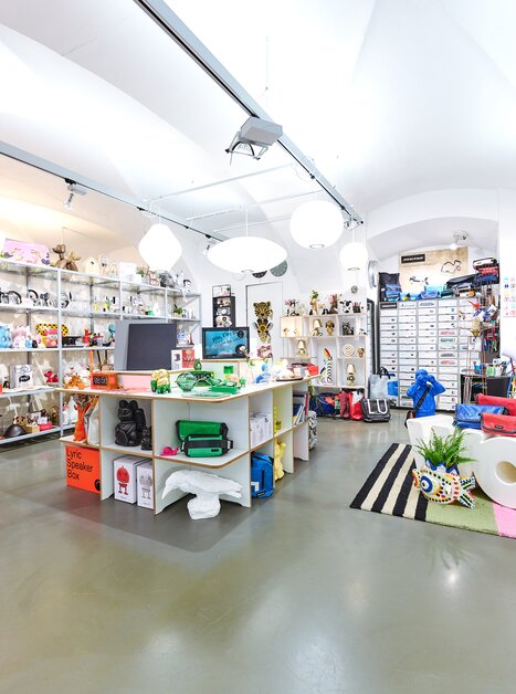 Interior view of MuR Design Store in Graz featuring colorful products. | © Didi Koerbler