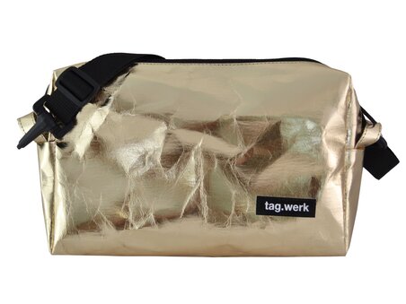 Kleine goldene Tasche von tag.werk, glänzende Oberfläche und verstellbarer Schultergurt. | © Tag
