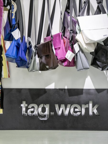 Auslage des Geschäfts Tag.werk in Graz mit Taschen im Schaufenster. | © Tag