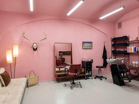 Hair salon with pink walls and modern furniture. | © Miriam Raneburger