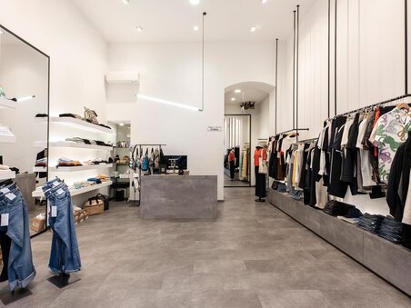 Interior view of a boutique featuring clothing and accessories for men and women. | © Miriam Raneburger