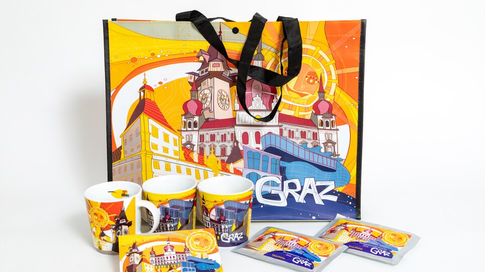Articoli souvenir di Graz: tazze, taccuini e borsa con motivi di Graz. | © Graz Tourismus - Harry Schiffer