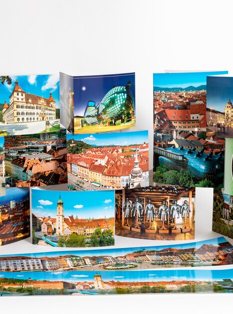 Vista di cartoline di Graz con Murinsel e Torre dell'Orologio. | © Graz Tourismus - Harry Schiffer