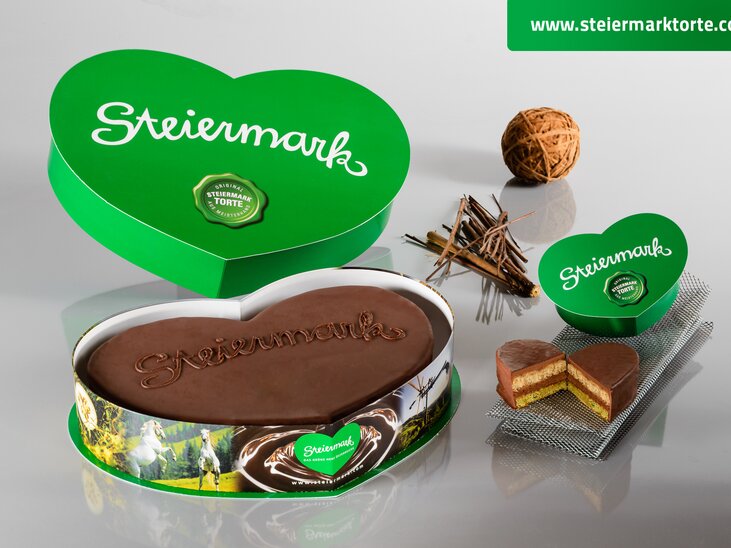 Herzförmige Steiermark Torte in dekorativer Verpackung. | © pixelmaker.at - Robert Sommerauer