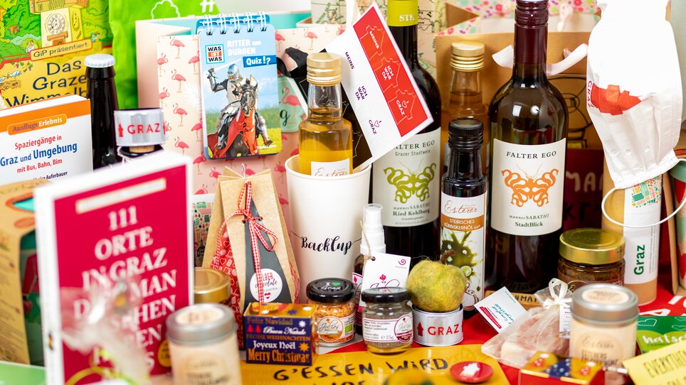 Varie prodotti e regali da Graz, comprese specialità locali e souvenir. | © Graz Tourismus-Harry Schiffer