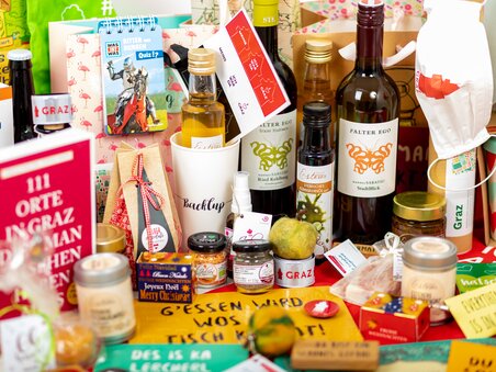 Varie prodotti e regali da Graz, comprese specialità locali e souvenir. | © Graz Tourismus-Harry Schiffer