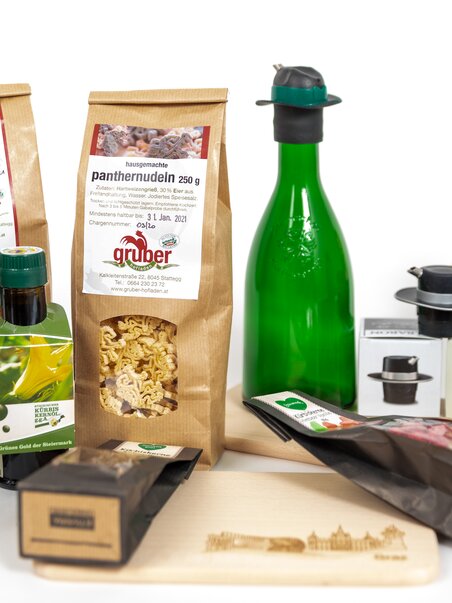 Una selezione di prodotti regionali da Graz, tra cui pasta, oli e spezie. | © Graz Tourismus-Harry Schiffer