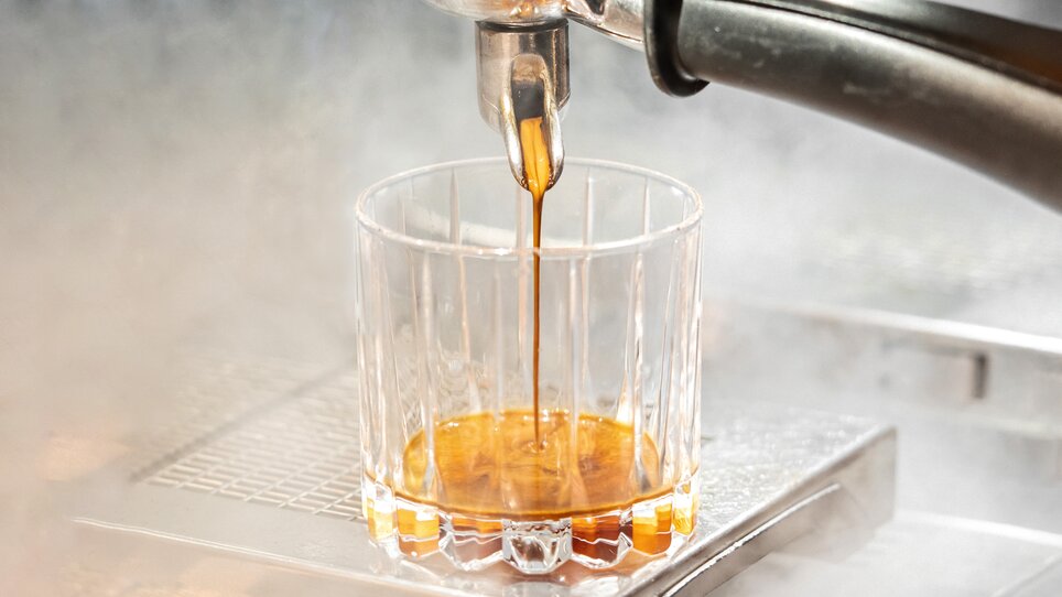 A glass into which freshly brewed espresso has just been poured. | © Lucija Novak
