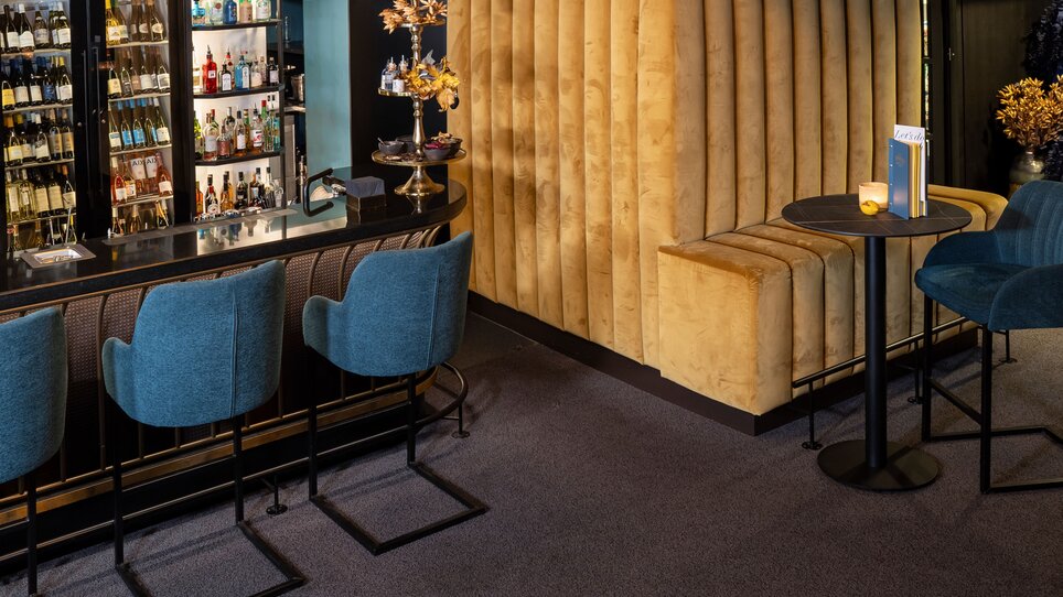 Chic bar with stylish chandeliers and cozy seating. | © Lucija Novak