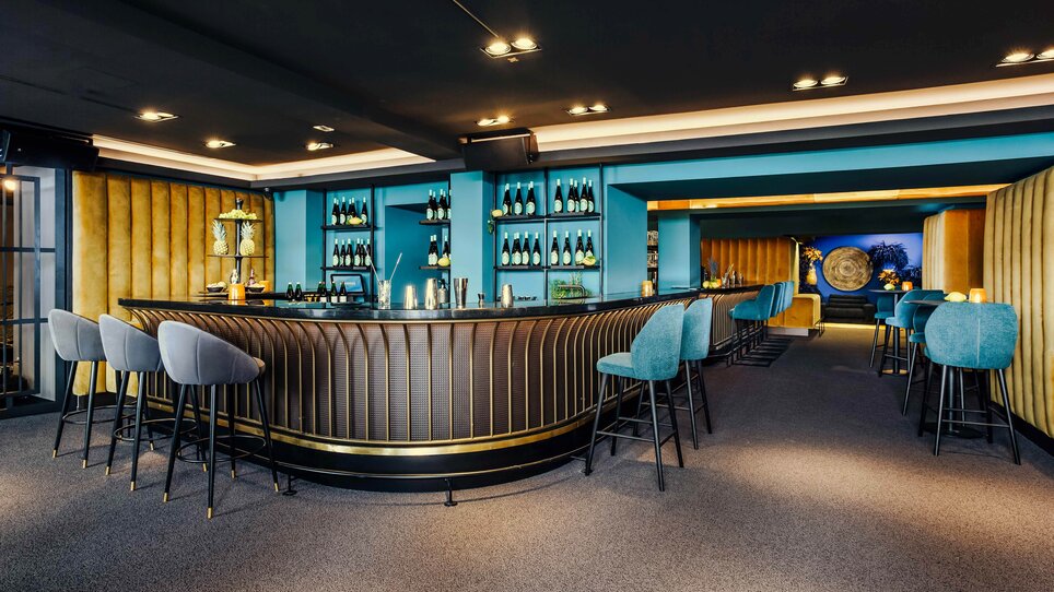 Elegant bar with round counter and stylish seating. | © Simon Bauer