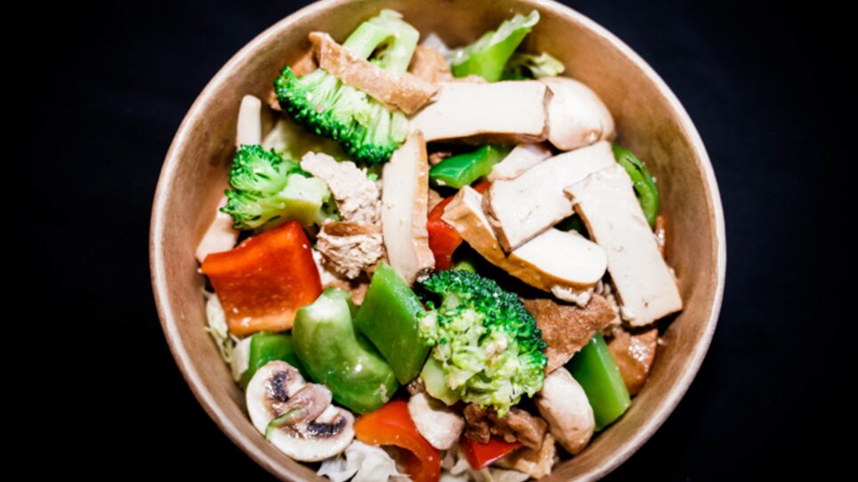 Una ciotola di verdure, tofu e funghi. | © Bowls & Pots by MayKay