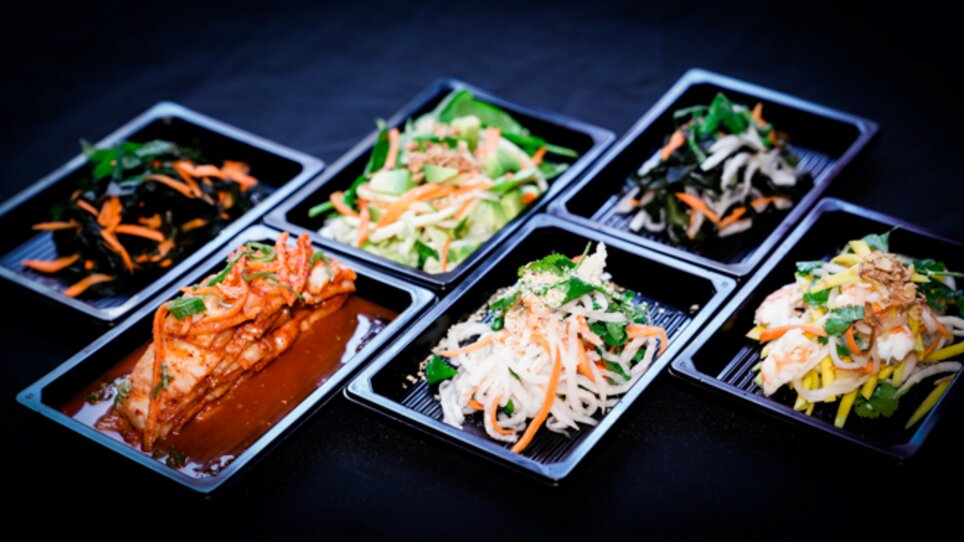 Sei diversi contorni coreani in ciotole, preparati freschi. | © Bowls & Pots by MayKay