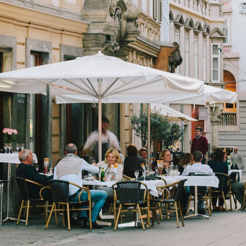 Lebhafte Restaurantterrasse in Graz mit Gästen und Tischen. | © Sebastian Reiser