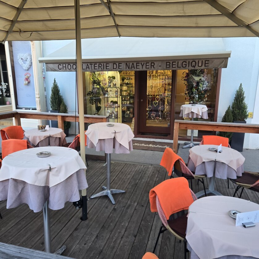 Außenansicht der Chocolaterie de Naeyer mit Tischen. | © Christian Kober