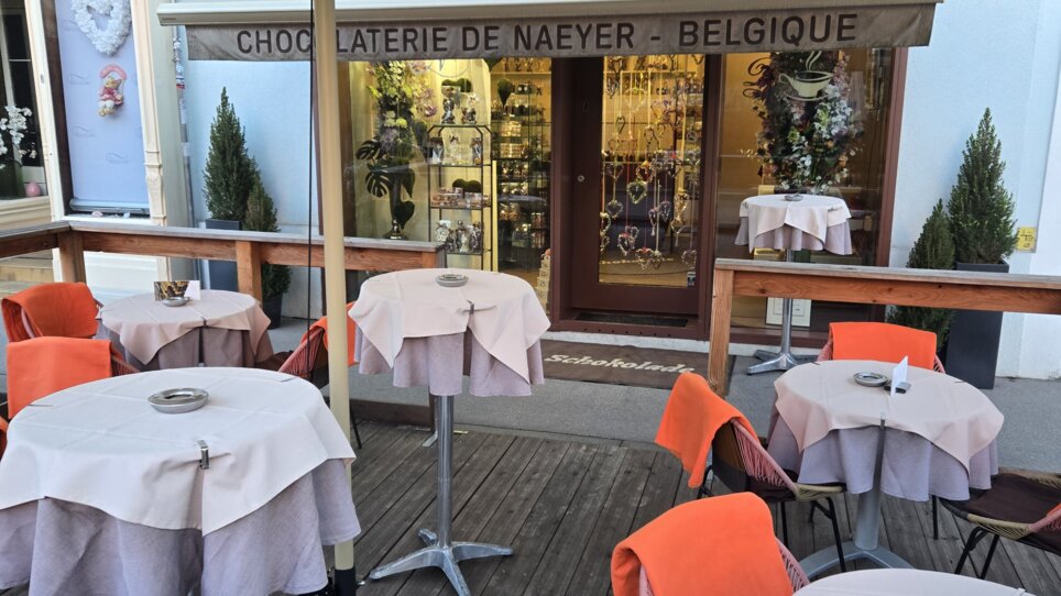 Außenansicht der Chocolaterie de Naeyer mit Tischen. | © Christian Kober
