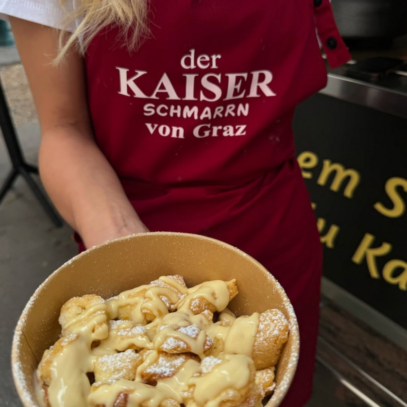 Der Kaiserschmarrn von Graz I Eat & Drink in Graz | © Der Kaiserschmarrn von Graz A bowl of Kaiserschmarrn with powdered sugar and sauce in Graz. | © Der Kaiserschmarrn von Graz