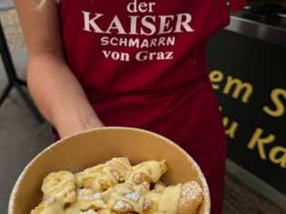 Una ciotola di Kaiserschmarrn con zucchero a velo e salsa a Graz. | © Der Kaiserschmarrn von Graz