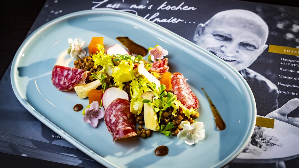An artistic salad arrangement on a plate. | © Graz Tourismus - Werner Krug