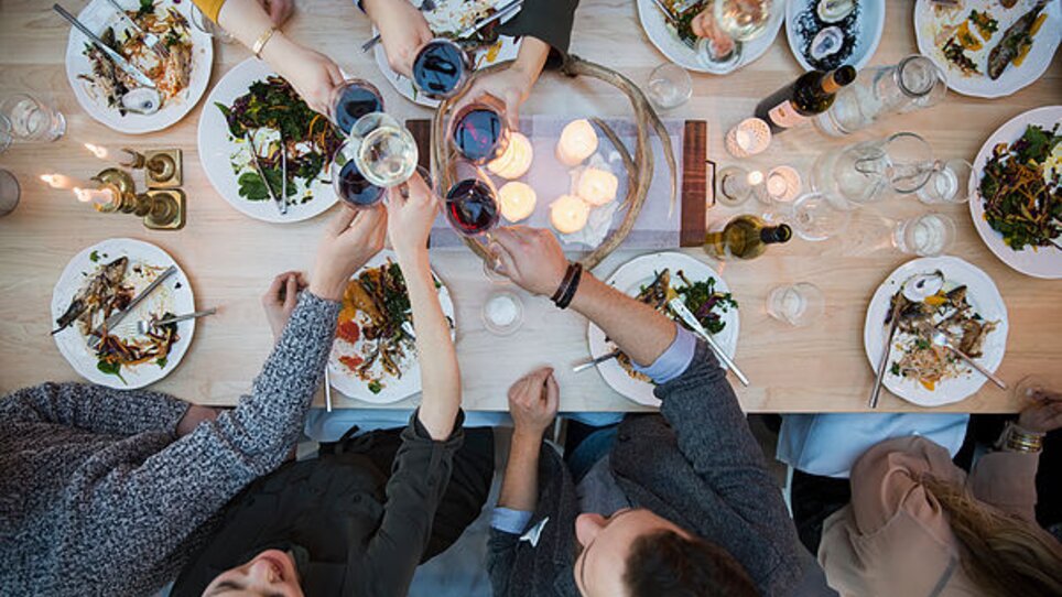A festive table with food and drinks in Graz. | © Genießerei am Markt