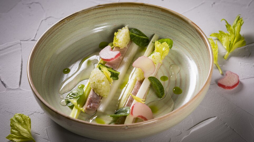 Gourmet dish with fish, vegetables, and herbs in an elegant bowl. | © Genießerei am Markt