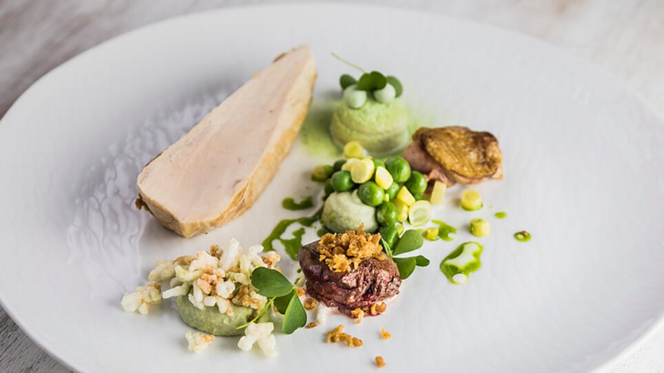 An artfully arranged dish on a white plate. | © Genießerei am Markt