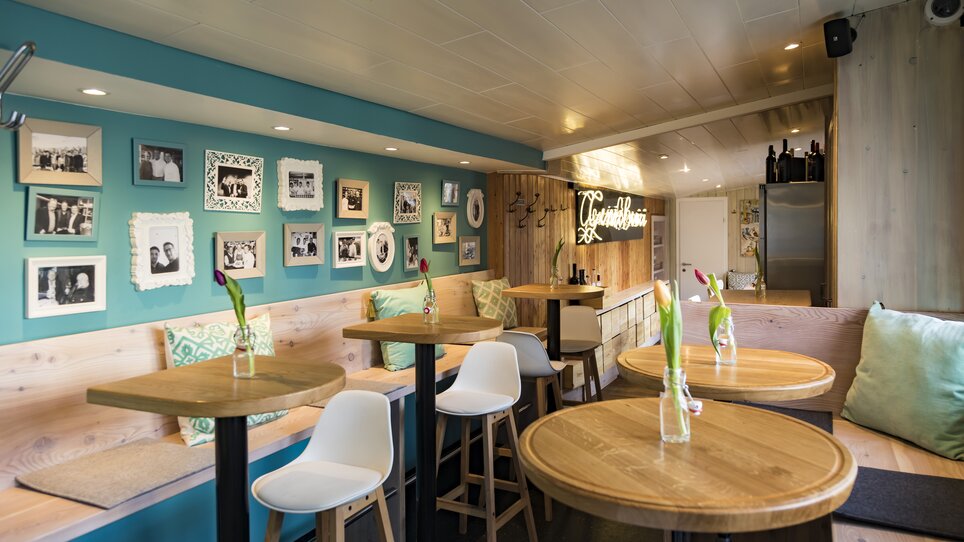 Modern interior of a bistro with photos and cozy seating. | © Genießerei am Markt