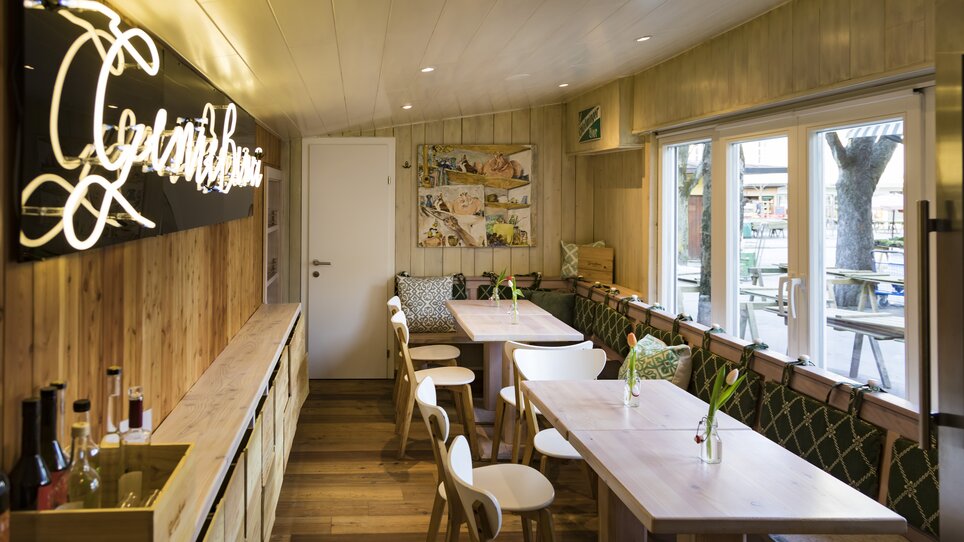 Cozy restaurant with wooden furniture and modern details. | © Genießerei am Markt