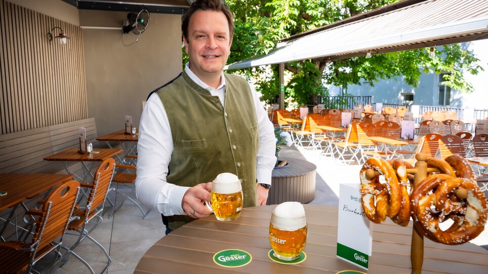 Ein Mann mit Bier und Brezeln im Gösser Bräu in Graz. | © Gösser Bräu Graz