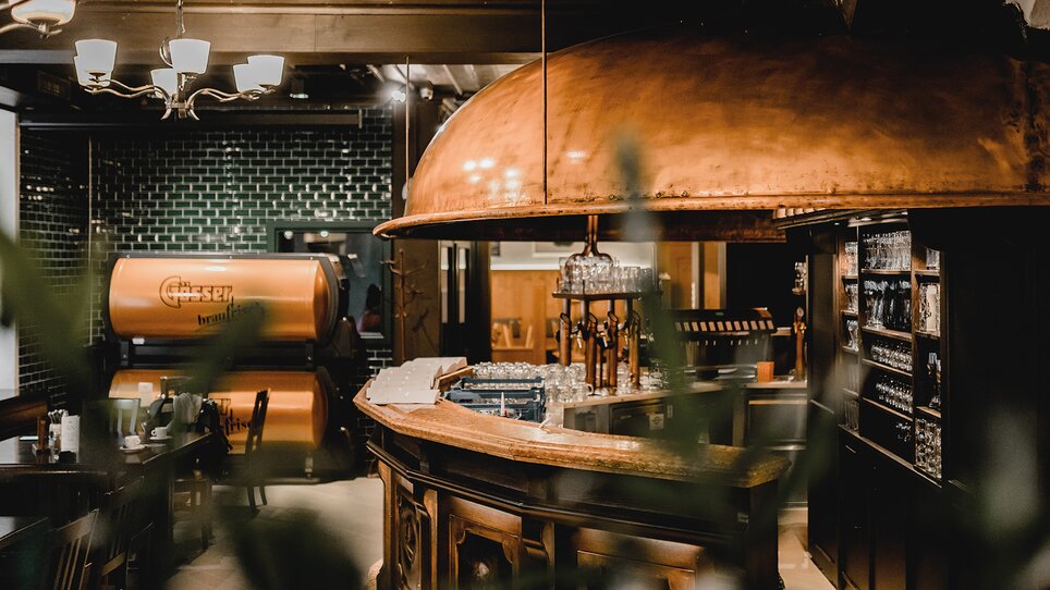 Gemütliches Ambiente im Gösser Bräu Graz mit Bar und Sitzplätzen. | © Tina Szabo