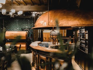 Cozy ambiance at Gösser Bräu Graz with bar and seating. | © Tina Szabo