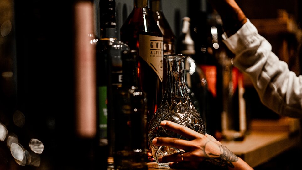 Ein Regal mit verschiedenen Spirituosen und einer Karaffe. | © Tina Szabo