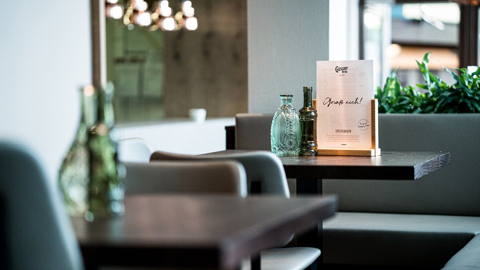 Gemütliche Restaurantatmosphäre mit Getränken und Menü. | © Tina Szabo
