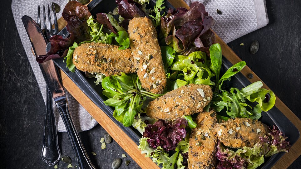 Leckere Gemüse-Kroketten auf einem Salatbett serviert. | © Werner Krug