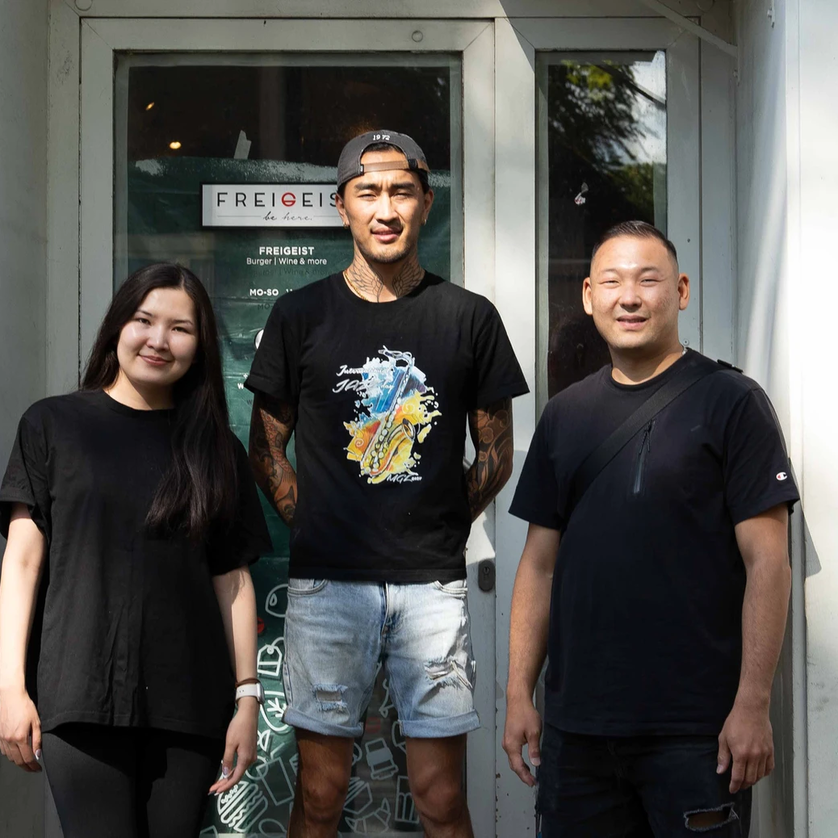 Gogi Go Graz | © gogi-gast Three people are standing and smiling in front of the entrance to the restaurant "Gogi Go Graz". | © gogi-gast