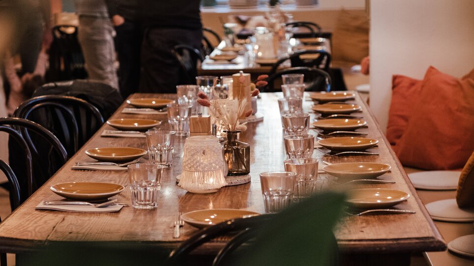 Ein gedeckter Tisch in einem Restaurant mit Gläsern und Tellern. | © Hummel