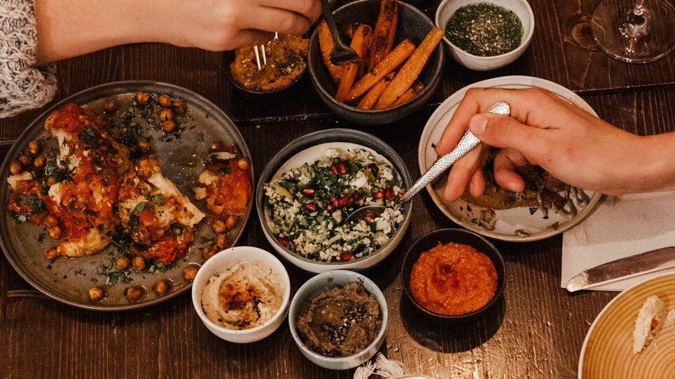 Leckeres Essen auf einem Tisch, das mit Freunden geteilt wird. | © Hummel