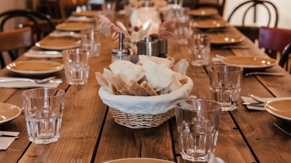 Ein festlich gedeckter Tisch mit Tellern und Gläsern. | © Hummel