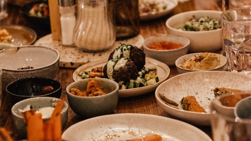 Auf einem Tisch ist ein Festmahl mit verschiedenen Gerichten arrangiert. | © Hummel