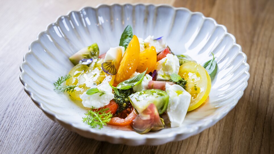 Colorful salad composition with fresh ingredients in white bowl. | © Kaiser Greissler - Werner Krug