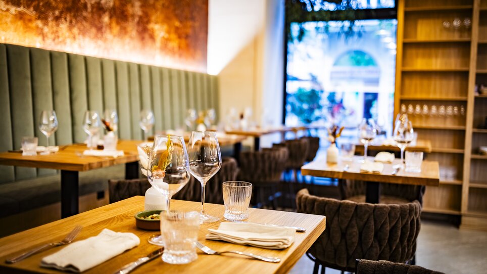 Elegant restaurant interior with tables and glasses. | © Kaiser Greissler - Werner Krug