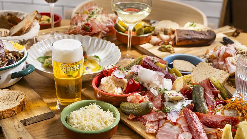 A lavish buffet featuring meats, cheeses, beer, and wine. | © Kaiser Greissler - Werner Krug