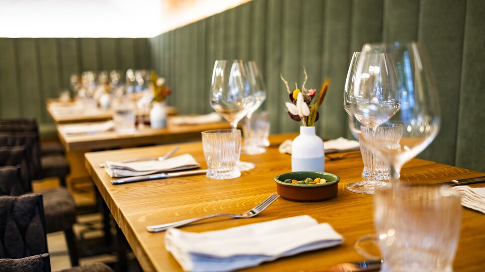 Elegant restaurant with set tables and floral arrangements. | © Kaiser Greissler - Werner Krug