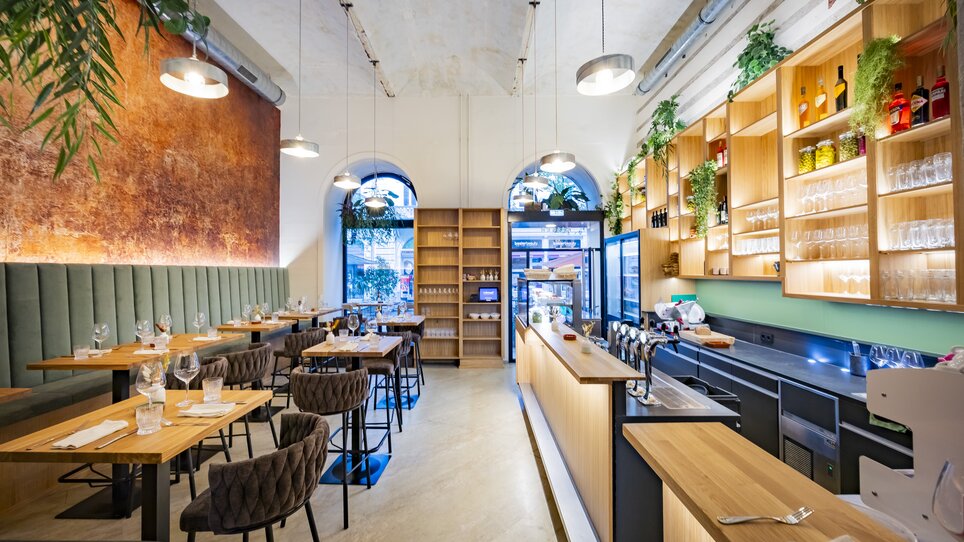 Modern restaurant with wooden elements and plants. | © Kaiser Greissler - Werner Krug