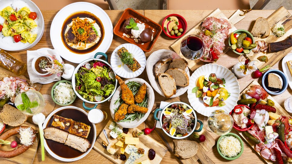 Diverse selection of foods and drinks on a table. | © Kaiser Greissler - Werner Krug