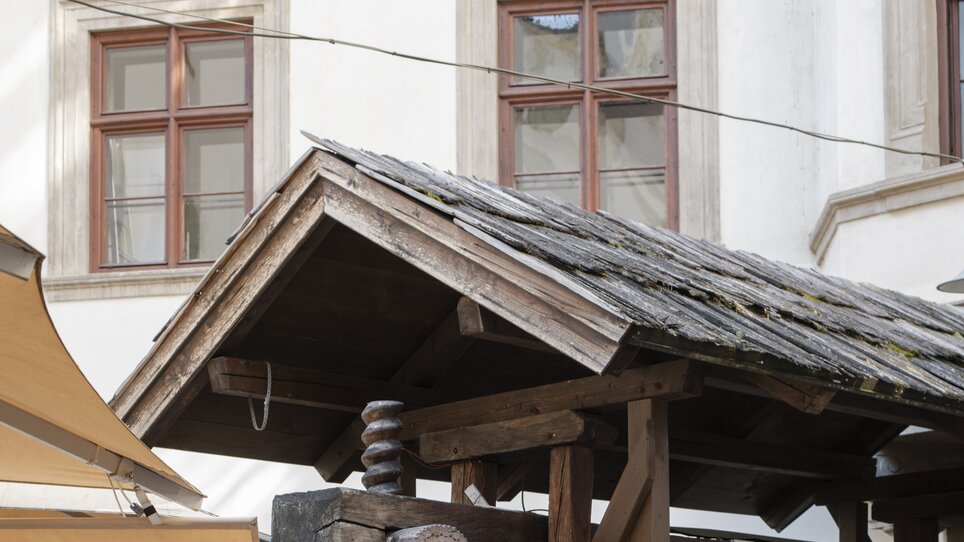 Cozy outdoor area of Landhauskeller with wooden furniture. | © Jauk Katharina