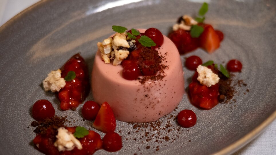 Raspberry dessert with fruit sauce and crumbles. | © Benjamin Kern