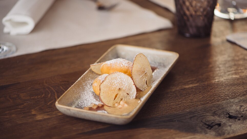 Dessert with powdered sugar and decoration on a plate. | © Landhauskeller
